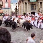 Correre-con-i-tori-a-Pamplona-in-Spagna