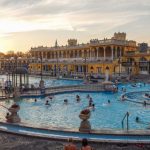 Un-bagno-nelle-acque-termali-di-Budapest-in-Ungheria